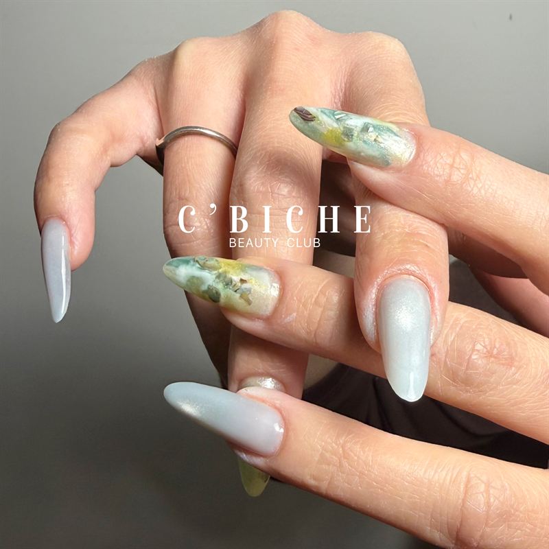 Nail art marbre jade et fleurs séchées