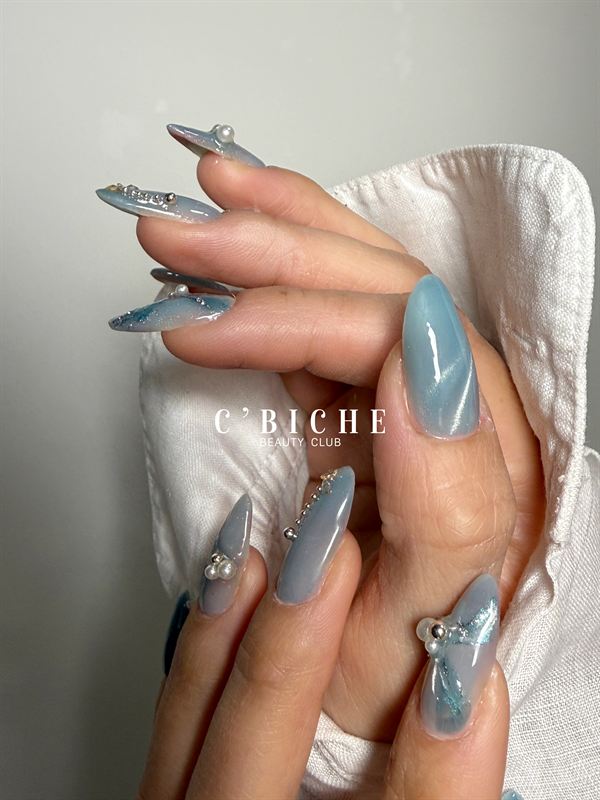 Manucure chromée bleu ciel et nœud 3D