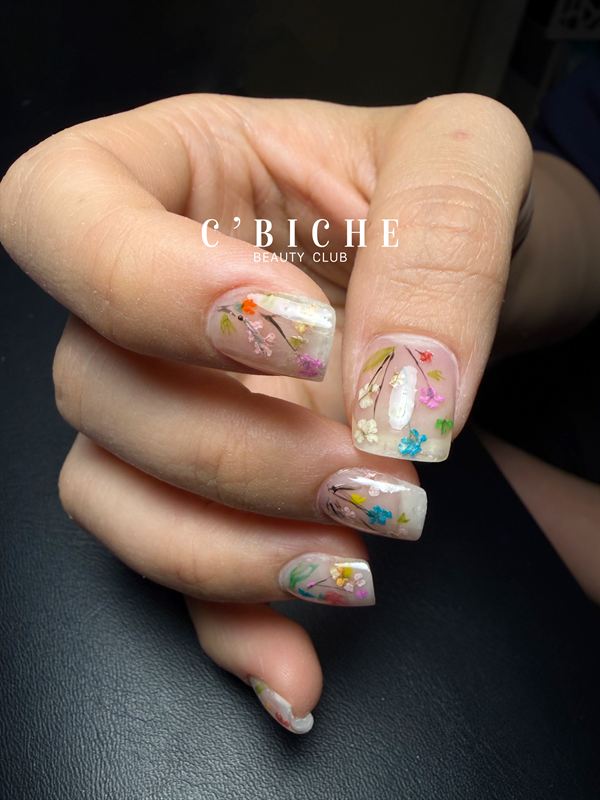 Ongles transparents à fleurs pressées